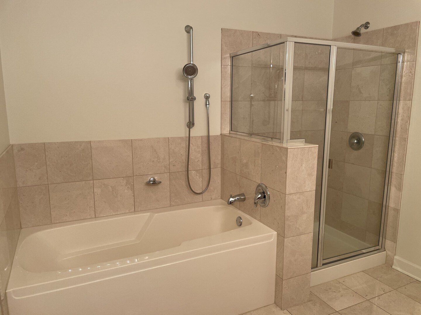 Building Photo - 450 E Waterside Dr