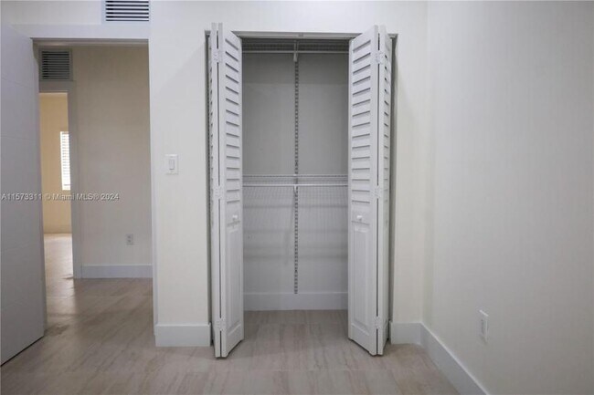 Building Photo - 3 bedroom in Miami FL 33142