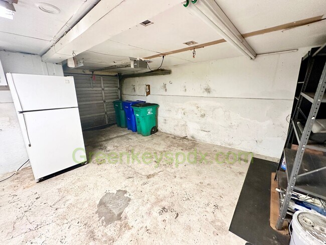Building Photo - 3-Bedroom, 2-Bathroom House with Attached Garage and Workshop Near Belmont and SE 45th