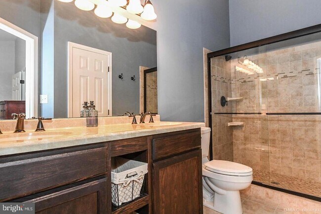 Building Photo - 6627 Commodore Ct