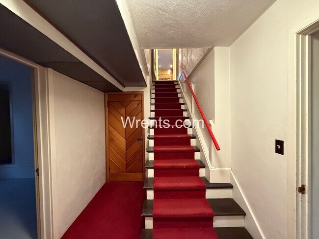 Building Photo - Stunning South Hill Home