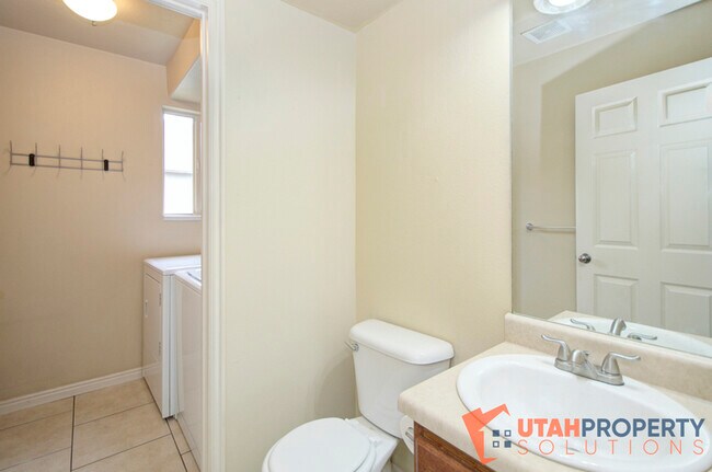 Building Photo - 4638 Seminole Cir