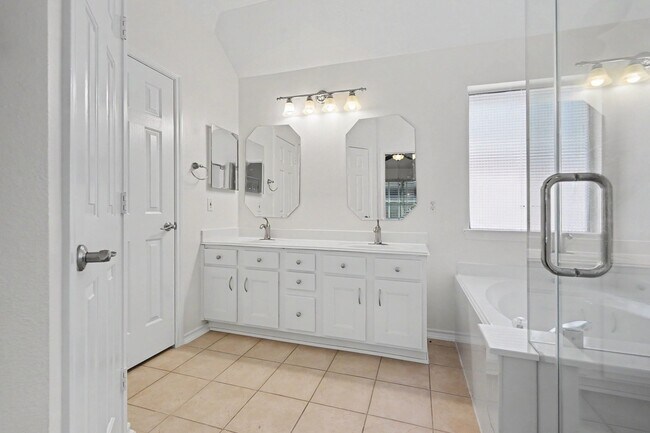 Building Photo - 15403 Court Green Trail