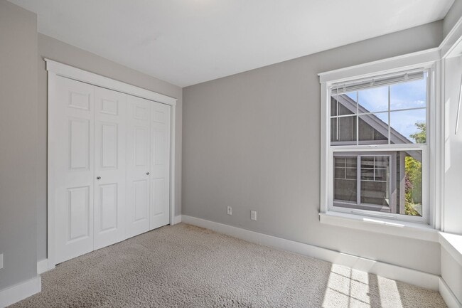 Building Photo - Stylish 3 bedroom townhome in Madison Valley!