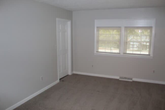 Building Photo - 4 Br, 3 ba + Bonus Henderson Forest