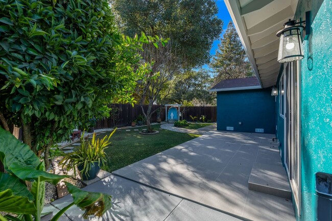 Building Photo - Beautifully remodeled 3-bedroom, 2-bathroo...