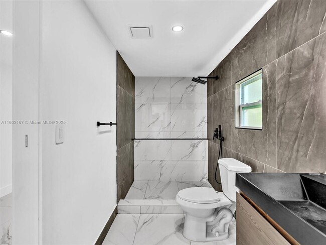 Building Photo - 4941 SW 44th Ave