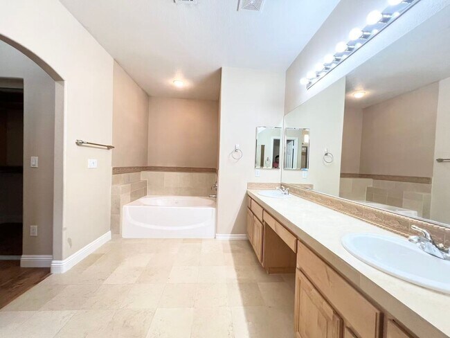 Building Photo - Welcome to the gorgeous home in Rhode Ranch