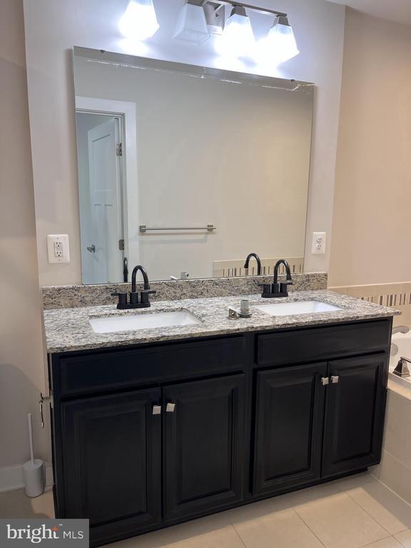 Building Photo - 42593 Burbank Terrace