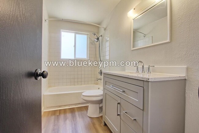 Building Photo - Newly Remodeled  2 Bed, 1 Bath Duplex with...