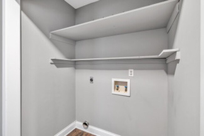 Building Photo - Knoxville 37912 - 3 bedroom 2 bath - call Kathy Leveille 865-556-0370