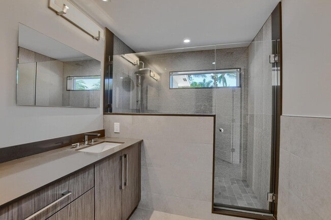 Building Photo - 88 SW 10th Dr