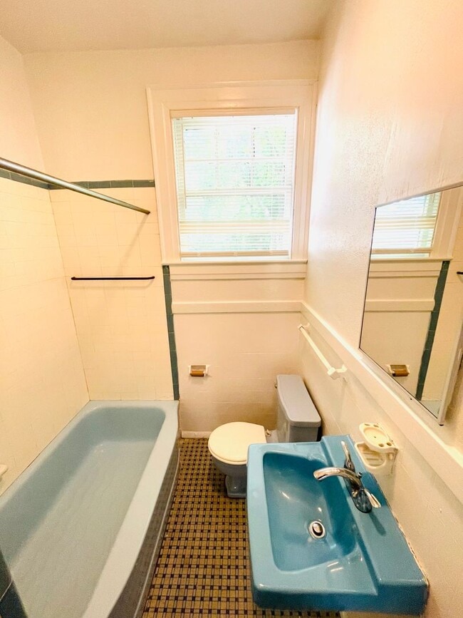Building Photo - ** 3 Bed 2 Bath located in Capitol Heights...
