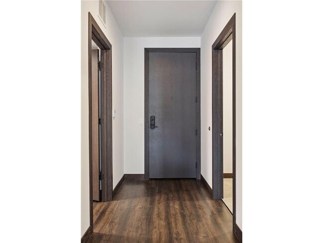 Building Photo - 253 Lake St E