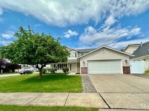 Building Photo - Newly Renovated Expansive Multi story 4 be...