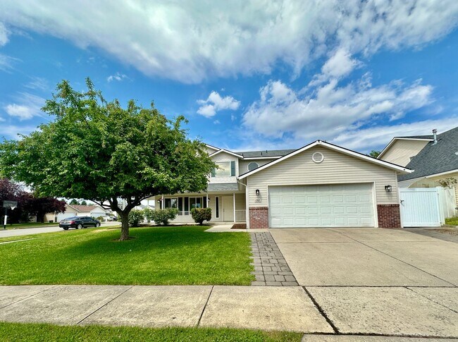 Primary Photo - Newly Renovated Expansive Multi story 4 be...