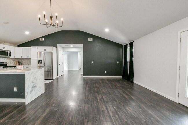 Building Photo - 6002 Greenmont Dr