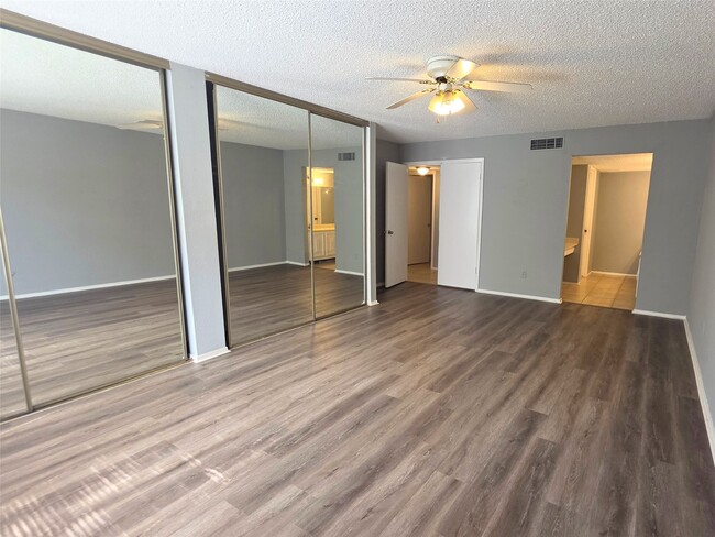 Building Photo - 10526 Chapel Hill Dr
