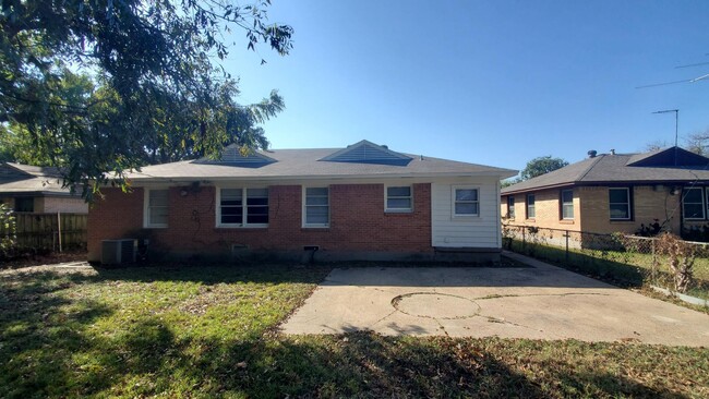 Building Photo - Move in ready Dallas home