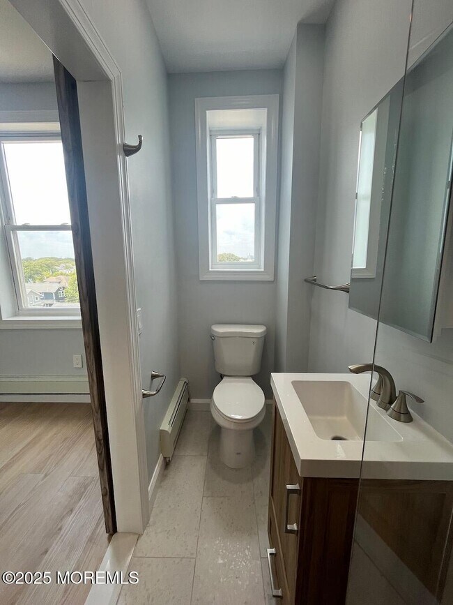 Building Photo - 201 Lareine Ave