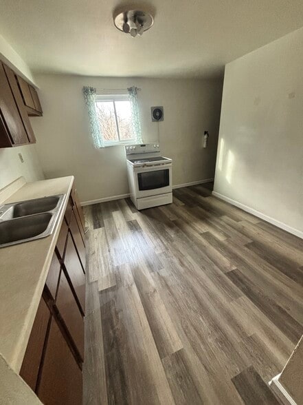 Building Photo - 110 Short St