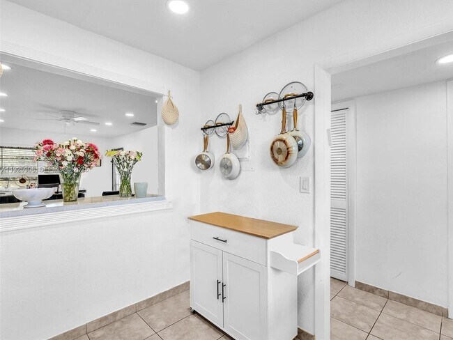 Building Photo - 5130 SW 40th Ave