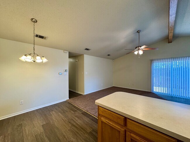 Building Photo - 1619 Breezy Dr