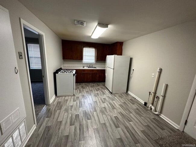 Building Photo - Beautifully Updated