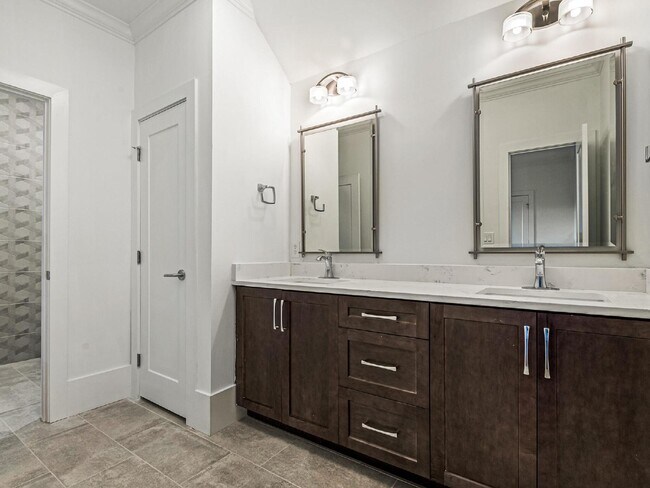 Building Photo - Beautifully built, renovated home boasts 5 BD, 5 BT, providing ample space for a growing family a...