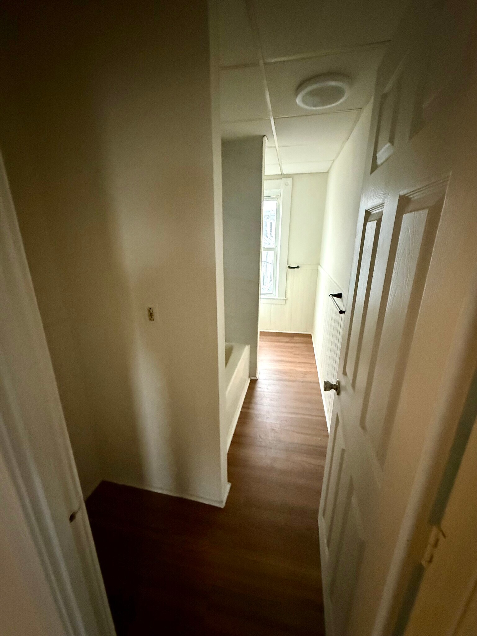 bathroom photo2 - 198 Belleville Rd