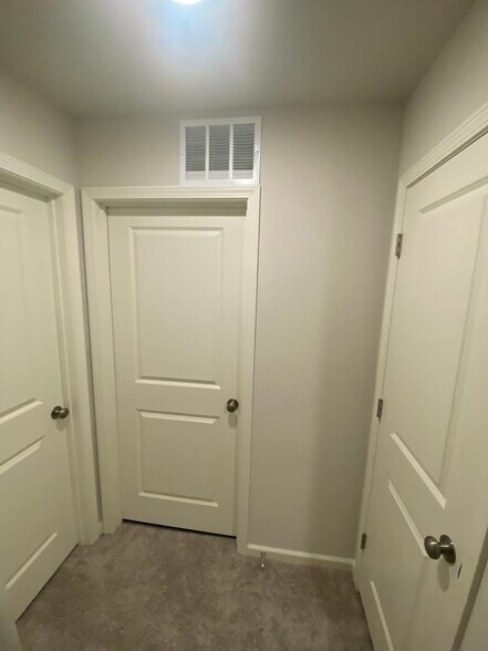 Building Photo - 427 Silo Ct