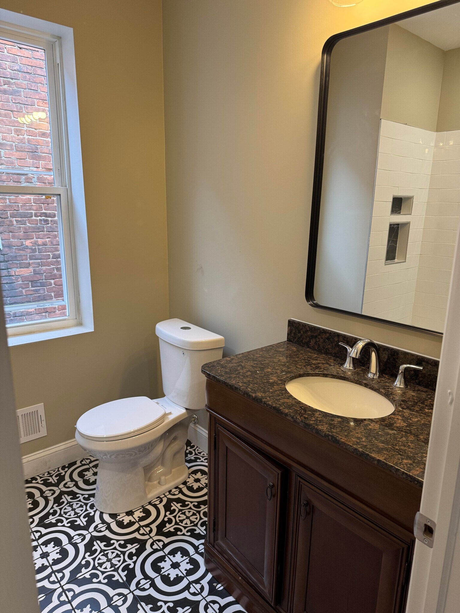 Building Photo - 5 S Augusta Ave