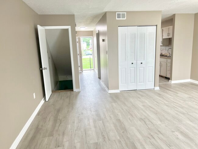 Building Photo - 1420 Kingswood Way
