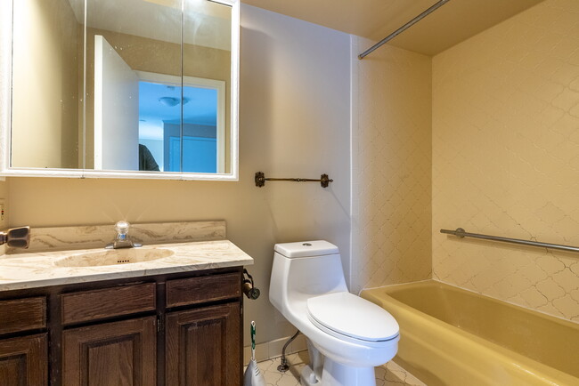 Second full bathroom - 3052 Lindenwood Dr