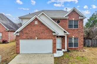 Building Photo - Room to Live, Minutes from Everything 1048 Castlemaine!
