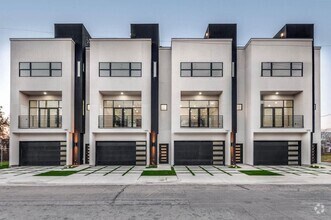 Building Photo - Spacious Townhouse in Dallas