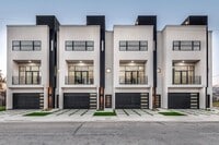 Building Photo - Spacious Townhouse in Dallas