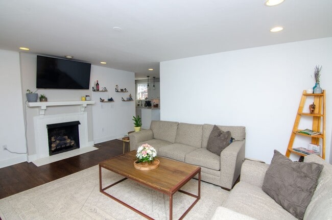 Building Photo - Beautiful home in Hillsboro Village