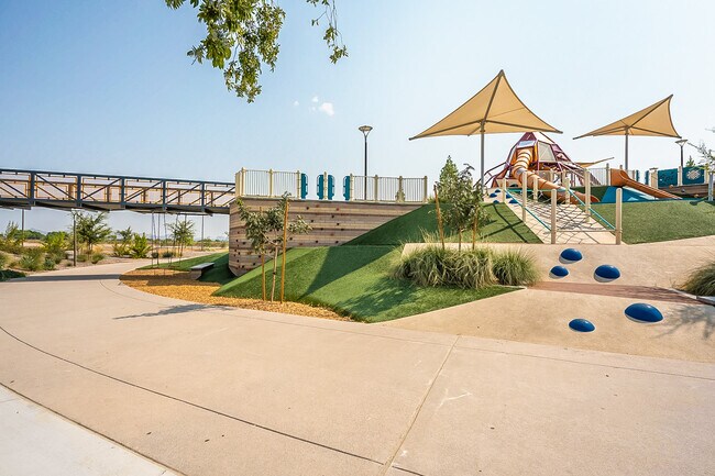 Building Photo - Stunning home with pool ready for move in