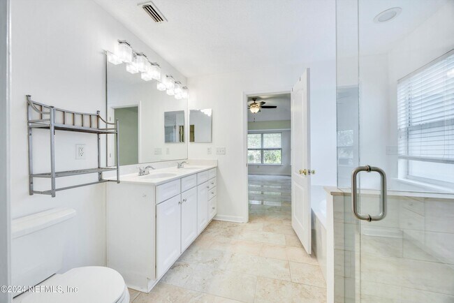 Building Photo - 657 MacKenzie Cir