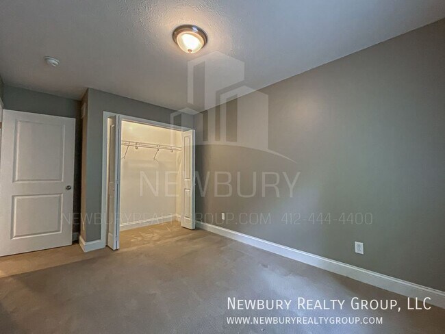 Building Photo - 147 Banksville Pl
