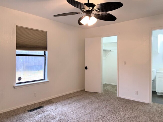 Building Photo - Spacious 3-Bedroom Home with Modern Amenit...