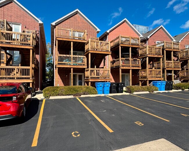 Building Photo - 649 W Elm St