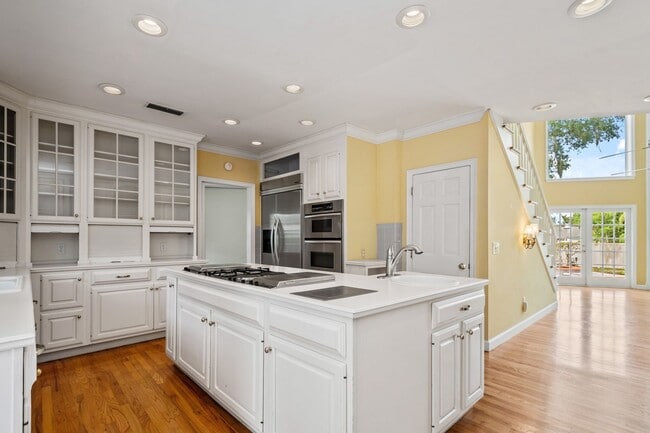 Building Photo - Winter Park Pool Home on half acre lot, st...