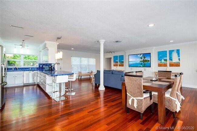 Building Photo - 1223 Seminole Dr