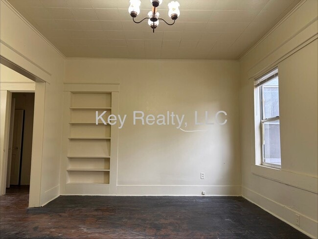 Building Photo - 609 18th St