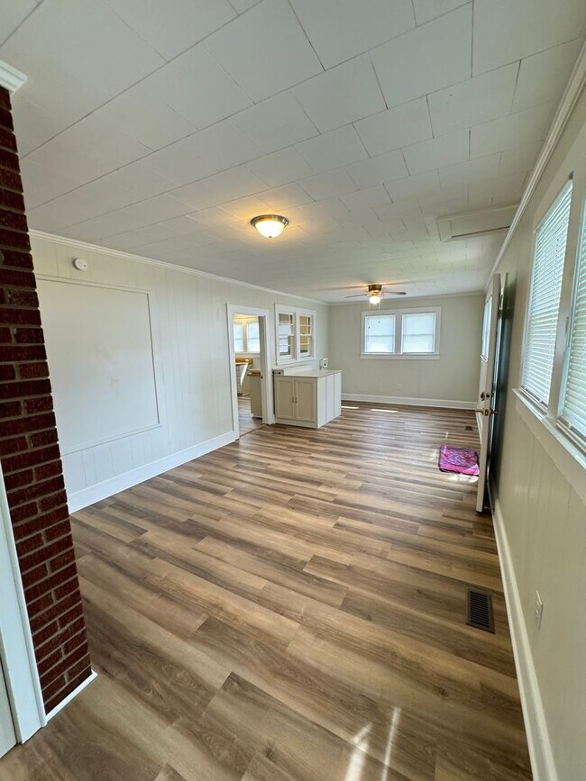 Building Photo - Charming Country Retreat – Peaceful Living...