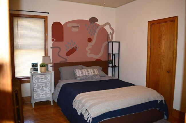 Building Photo - 434 E Berteau Ave