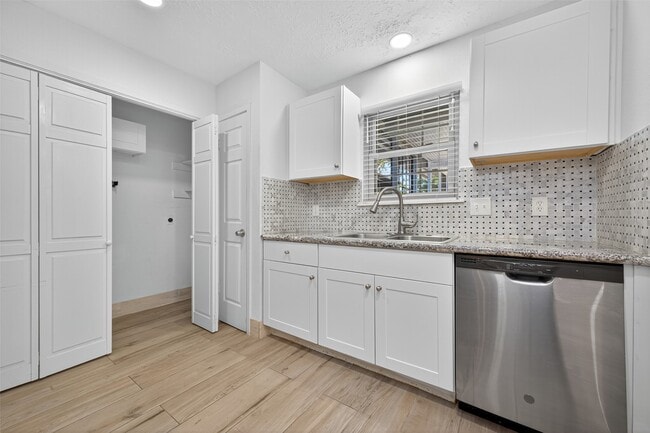 Building Photo - 8203 Huntermoor Cir