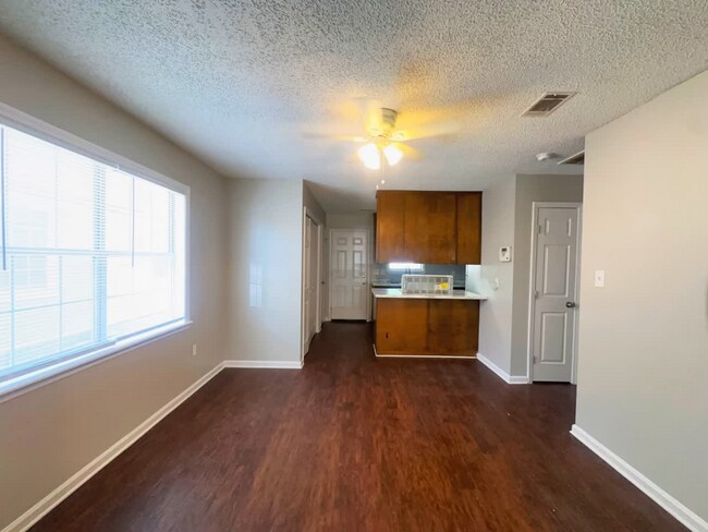 Building Photo - 1632 Lexington Cir